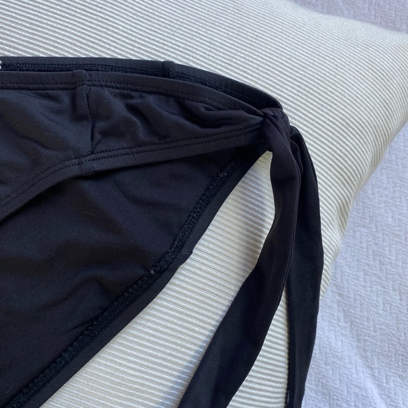 Black Bikini - Picture 6 of 10